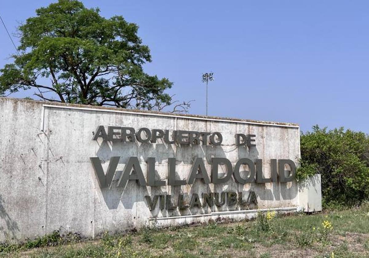 Entrada al aeropuerto de Villanubla.