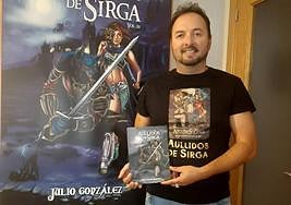 Julio González posa con la tercera entrega de Aullidos de sirga.
