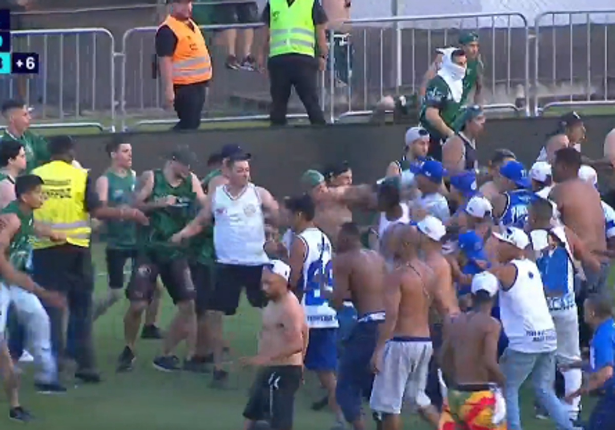 Hinchas del Cruzeiro, equipo de Ronaldo, y el Coritiba terminan a palos en medio del campo