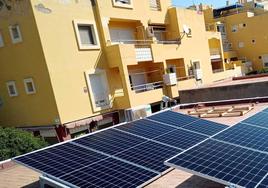 Placas solares instaladas en una azotea.