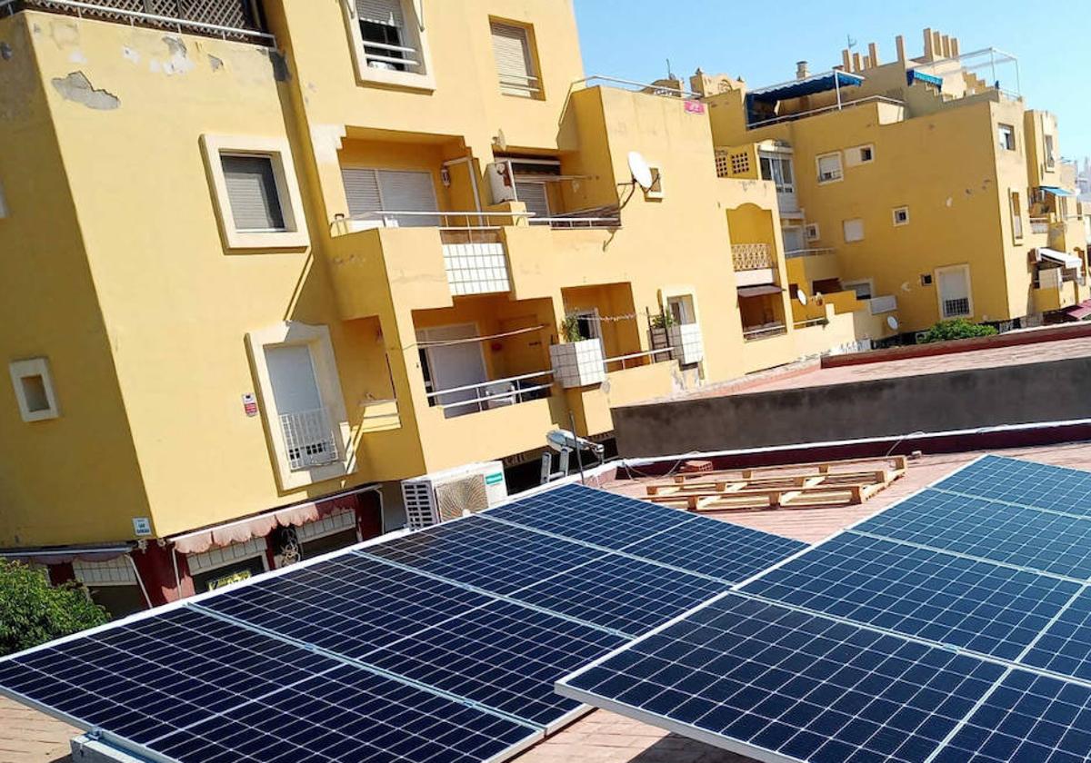 Placas solares instaladas en una azotea.