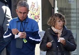 Dos personas comen helado en Segovia en pleno mes de noviembre.