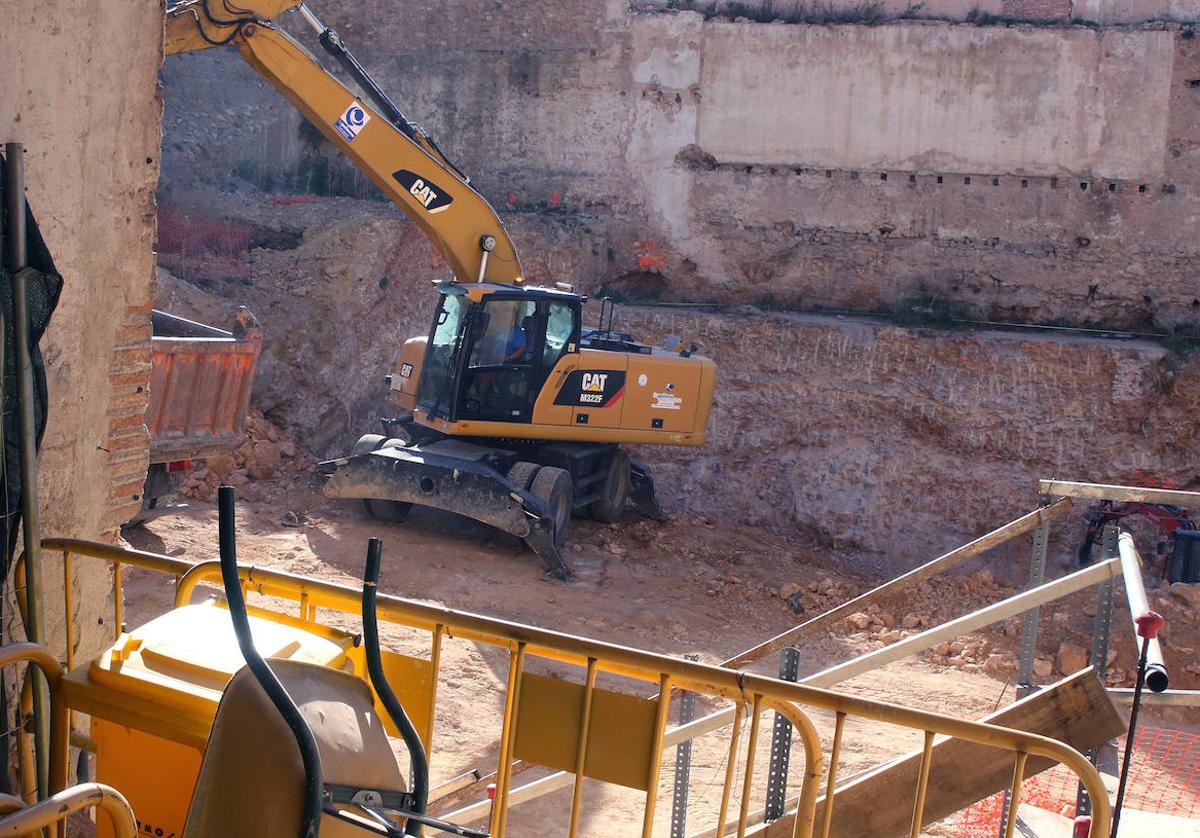 Una excavadora realiza trabajos de retirada de tierra sobrante en el teatro Cervantes.