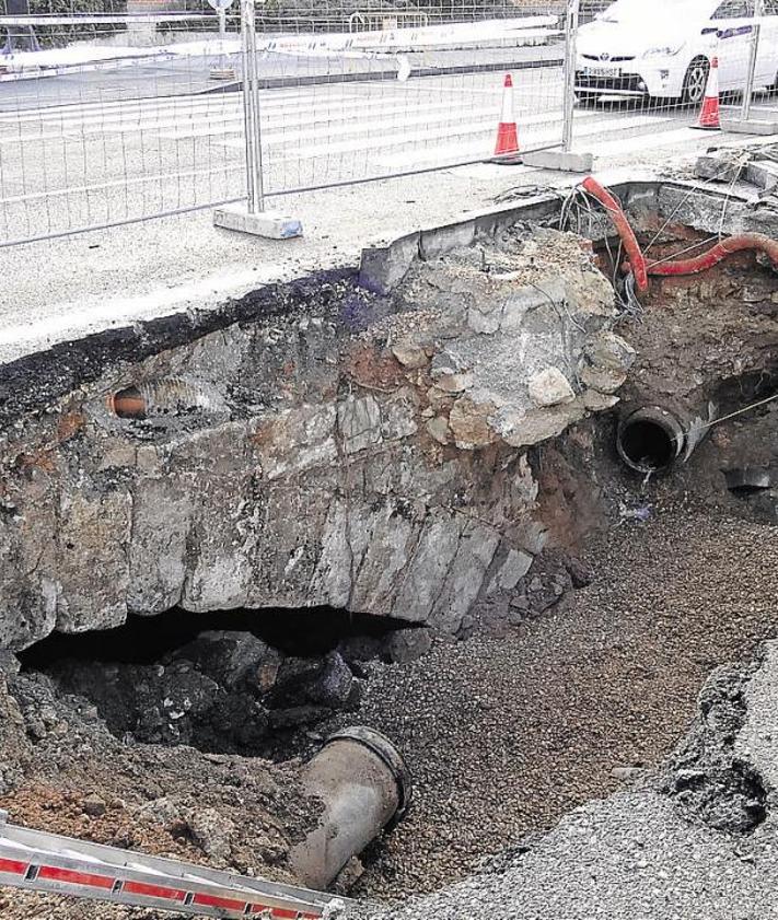 Imagen secundaria 2 - Arriba y debajo, a la izquierda,, la desembocadura del ramal sur del Esgueva y el puente del Cubo, cuyos restos salieron a relucir en el paseo de Isabel la Católica en 2017 (debajo a la derecha).