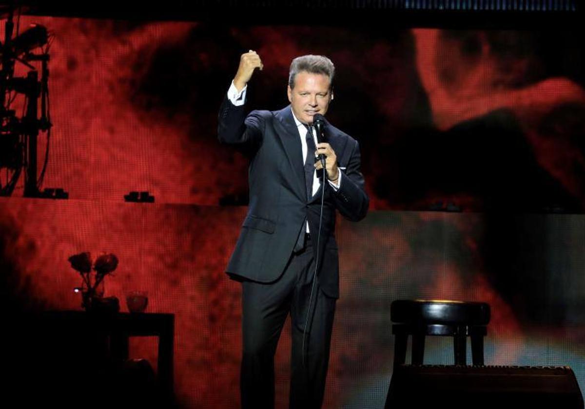 Luis Miguel, durante un concierto.