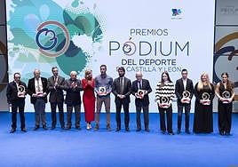 Foto de familia de los premiados.