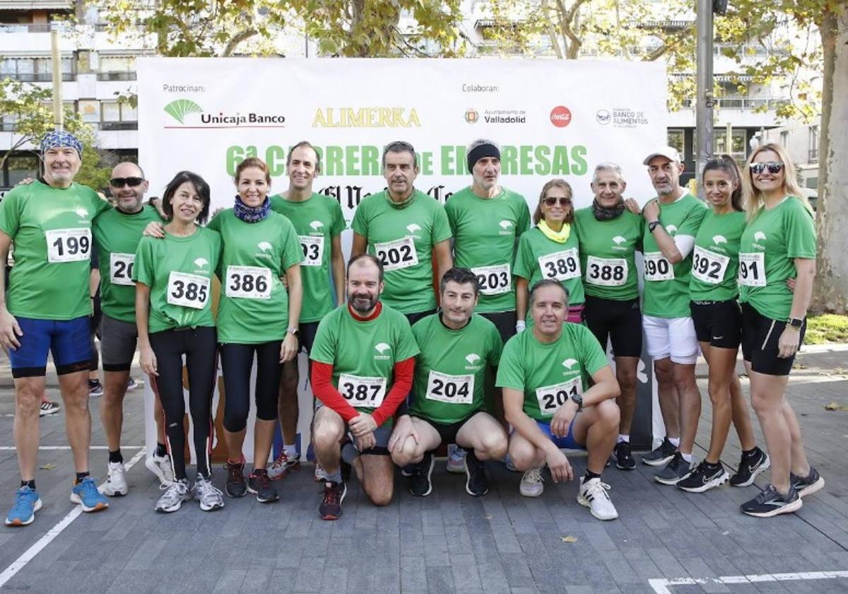 Trabajadores de Unicaja Banco, en la pasada edición de la Carrera de Empresas Adecco.