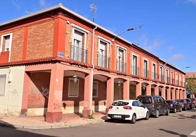 Soportales y viviendas de la plaza de Carmen Ferreiro.