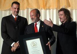 El exalcalde León de la Riva, flanqueado por Luis Cobos y Kike Santander, en la gala que la Academia Latina de Artes y Ciencias de la Grabación celebró en Valladolid en 2006.