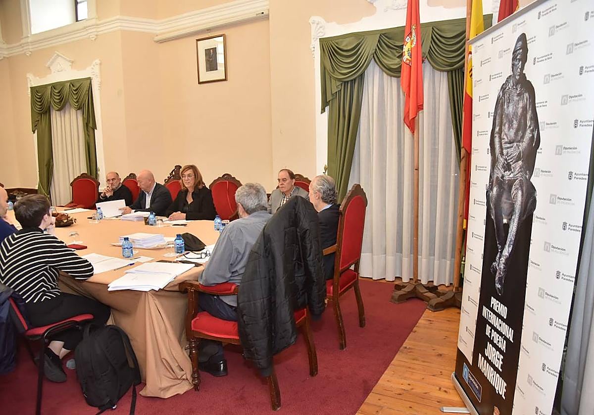 El jurado, en la reunión de la deliberación del fallo, hoy en Paredes de Nava.