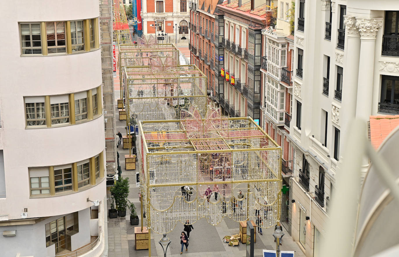 Así marcha la instalación de las luces de Navidad en el centro de la ciudad