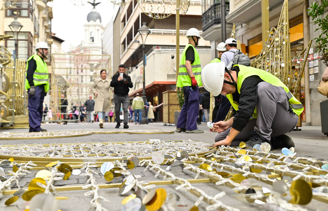 Así marcha la instalación de las luces de Navidad en el centro de la ciudad