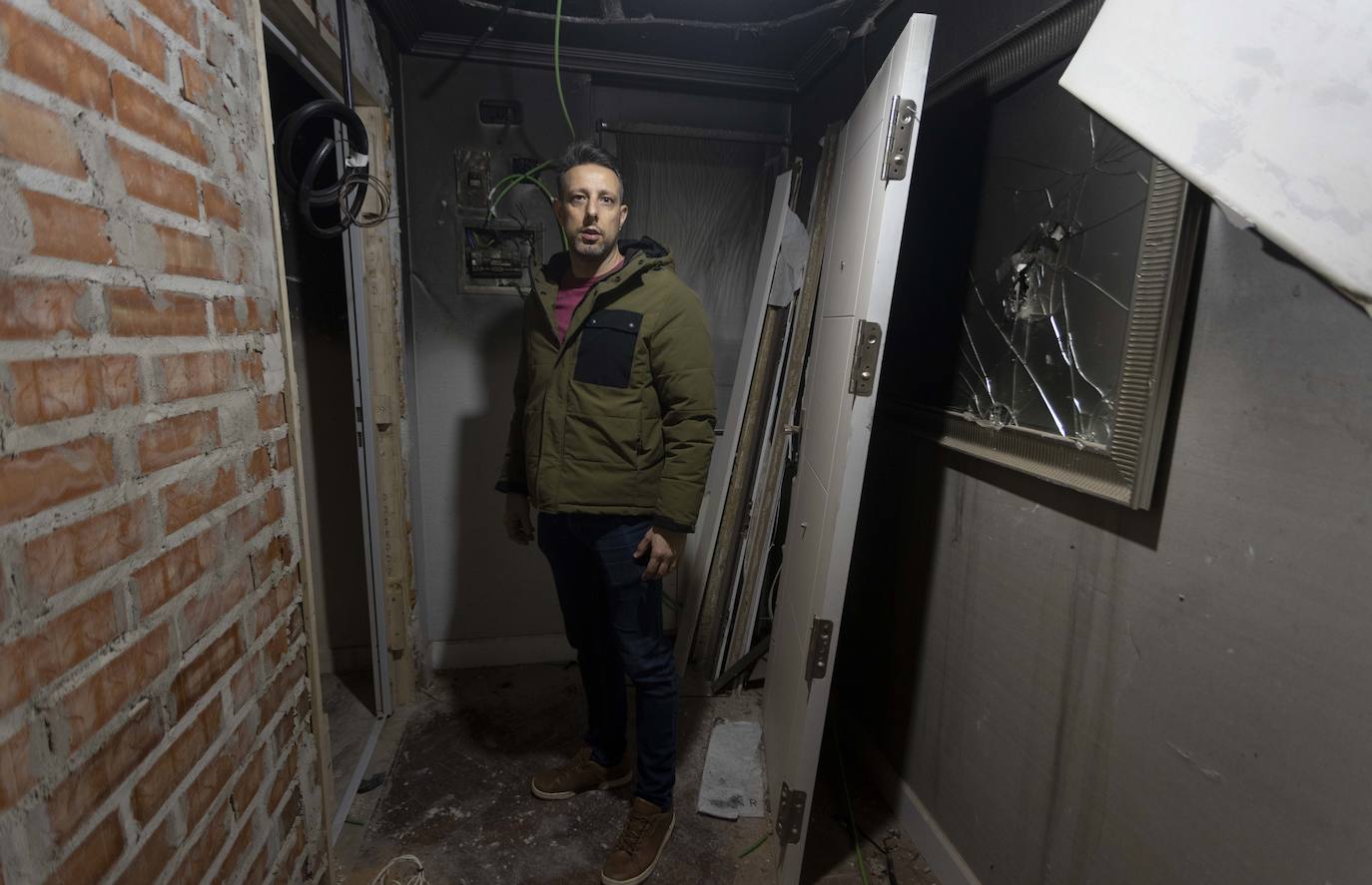 Los vecinos del edificio afectado por la explosión en Juan de Valladolid vuelven a casa