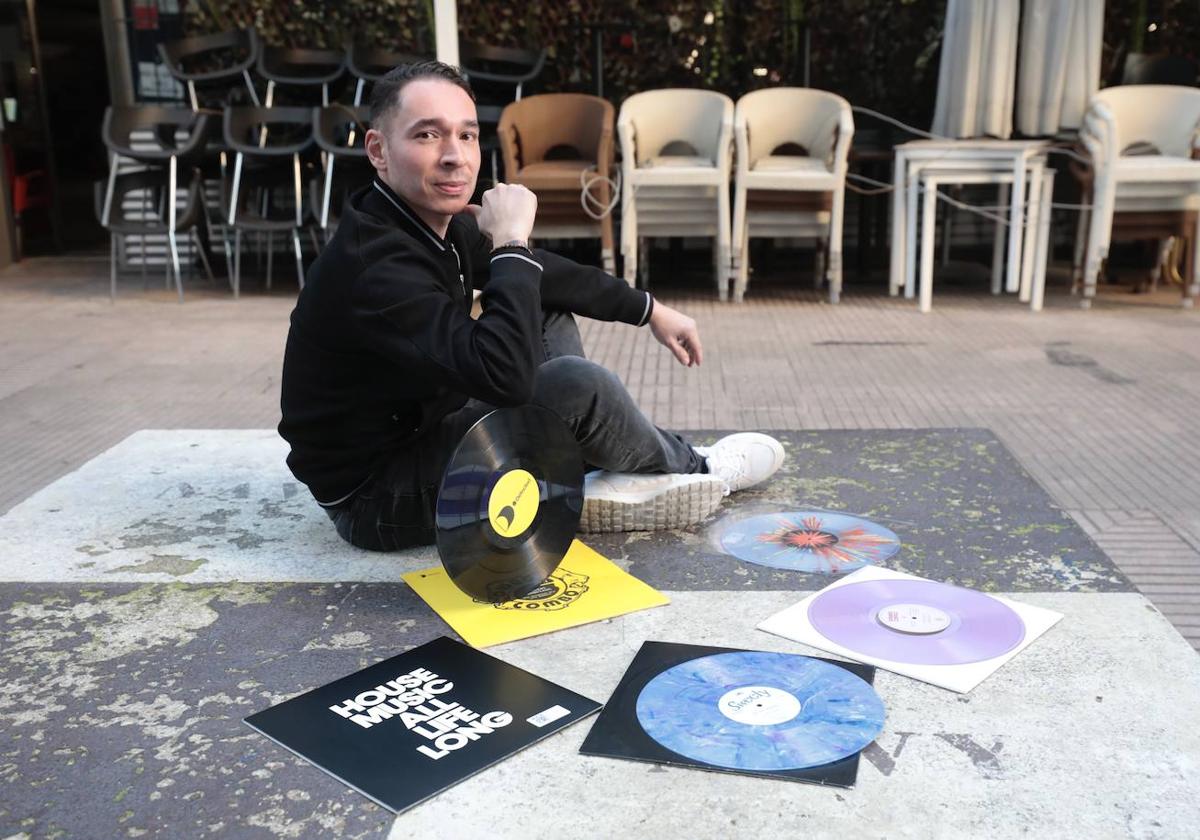 Gustavo Jaramillo, 'Deeper', con algunos de los vinilos que pincha en sus sesiones.