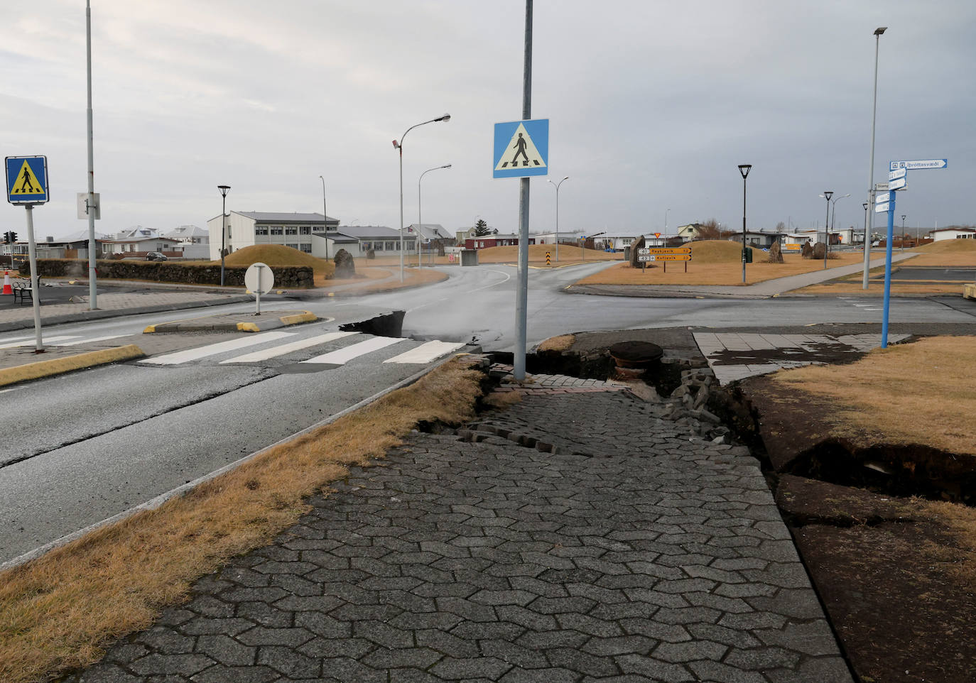 Una grieta de kilómetros en Grindavik, Islandia