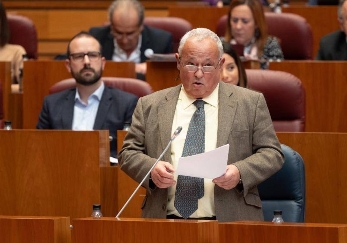 El consejero de Cultura, Gonzalo Santonja, en un Pleno de las Cortes anterior.