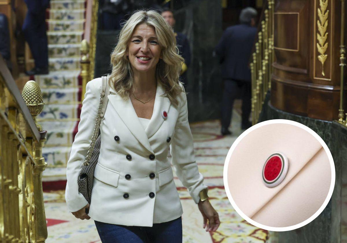 Yolanda Díaz durante el primer día del debate de investidura de Pedro Sánchez. En detalle, el pin con forma de sandía.