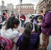 Cien niños juegan en la Plaza Mayor para recordar los derechos de la infancia