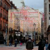 Así lucen encendidos los arcos navideños de la calle Santiago de Valladolid