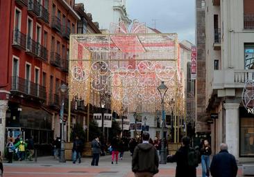 Así lucen encendidos los arcos navideños de la calle Santiago de Valladolid