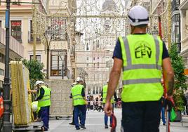 Así marcha la instalación de las luces de Navidad en el centro de la ciudad