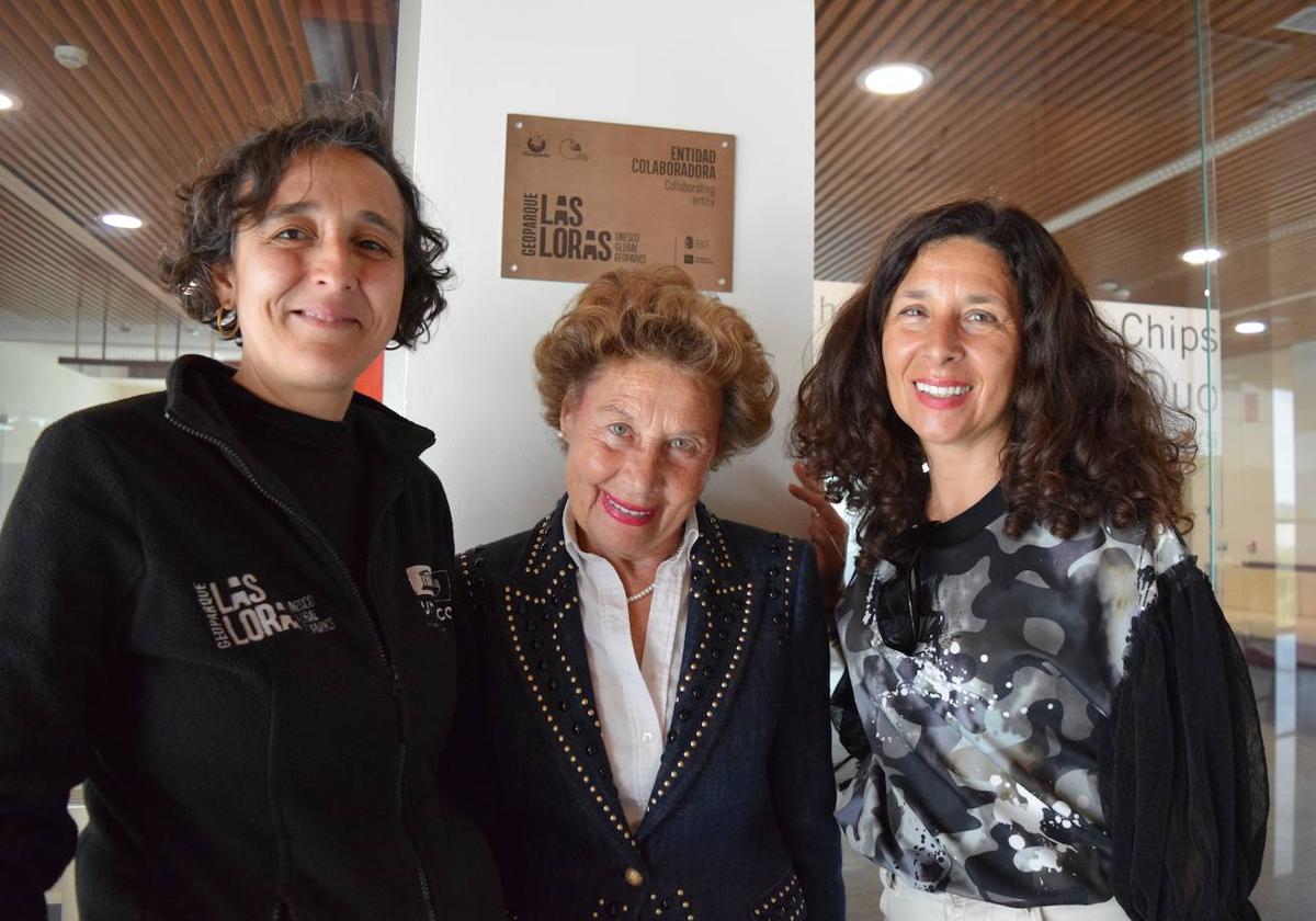 Teresa Rodríguez, en el centro, y Lourdes Gullón, a la derecha, presidenta de honor y presidenta, respectivamente, de Galletas Gullón, junto a una de las responsables del Parque de Las Loras.