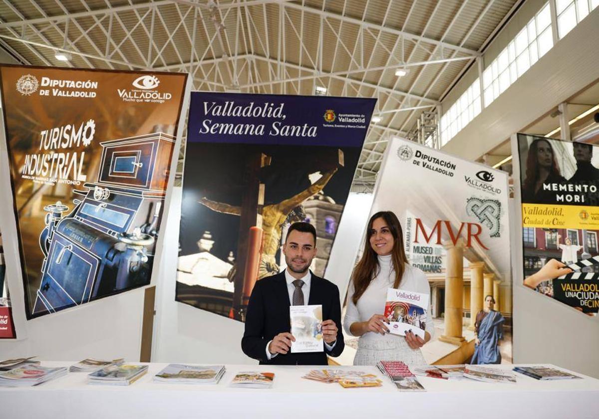 La concejala de Turismo, Blanca Jiménez, y el diputado provincial de Empleo, Roberto Migallón, en la presentación del stand de Valladolid en Intur, este jueves.