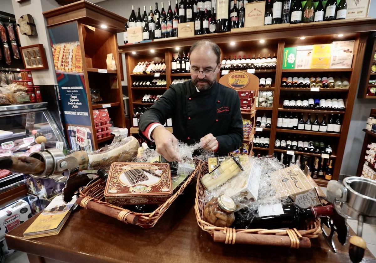 El gerente de Pantaleón Muñoz, Víctor Muñoz, prepara una cesta de Navidad.