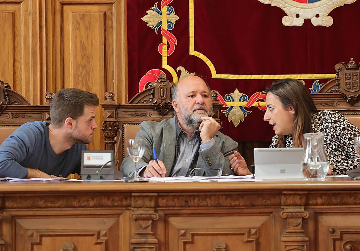 Los concejales de Urbanismo y Hacienda conversan con la alcaldesa.