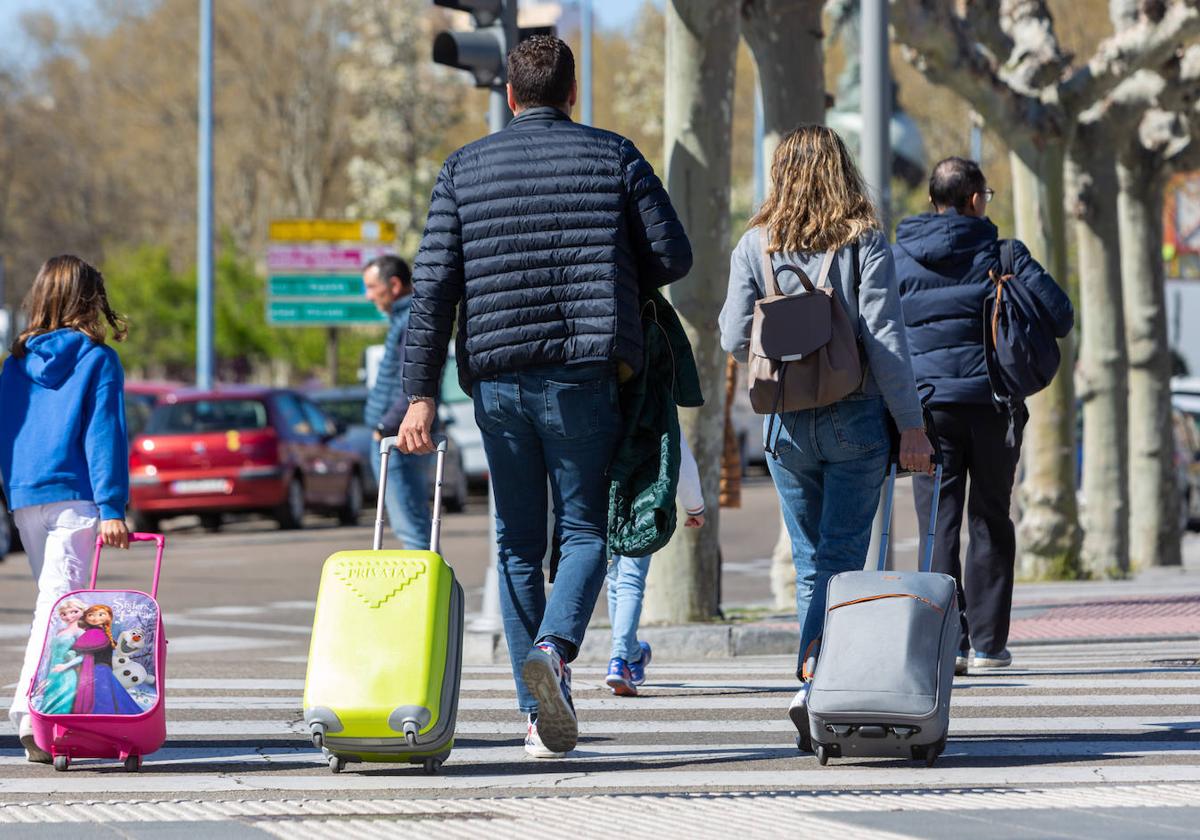 Varias personas arrastran sus maletas la pasada Semana Santa en Valladolid.