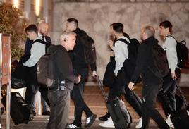 Los jugadores entran en el hotel AC Palacio de Santa Ana.