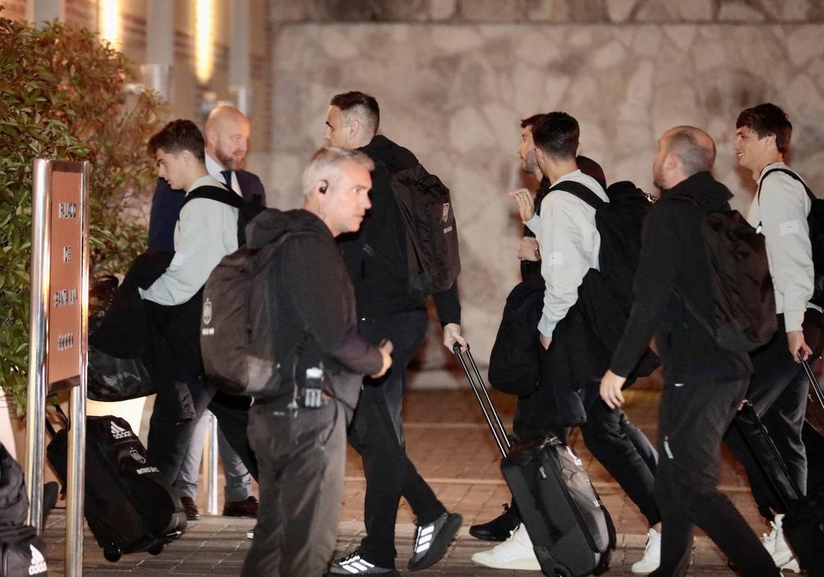 Los jugadores entran en el hotel AC Palacio de Santa Ana.