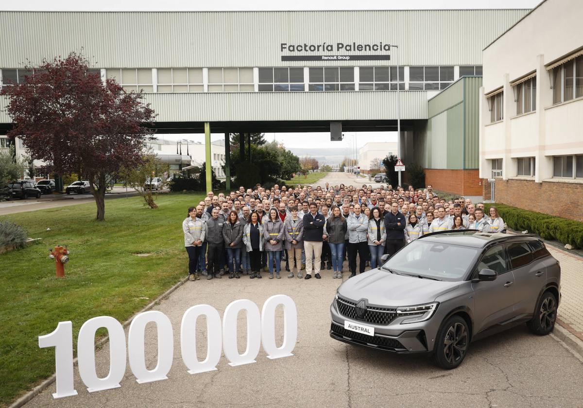 Más de 200 empleados, junto con el director del Polo Industrial Iberia Vehículo y director de la Factoría de Palencia, José Martín Vega, inmortalizaron el momento con una fotografía a la salida del vehículo.