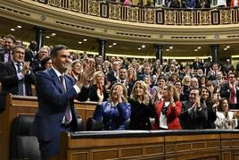 Pedro Sánchez, aplaudido tras su elección en el Congreso.