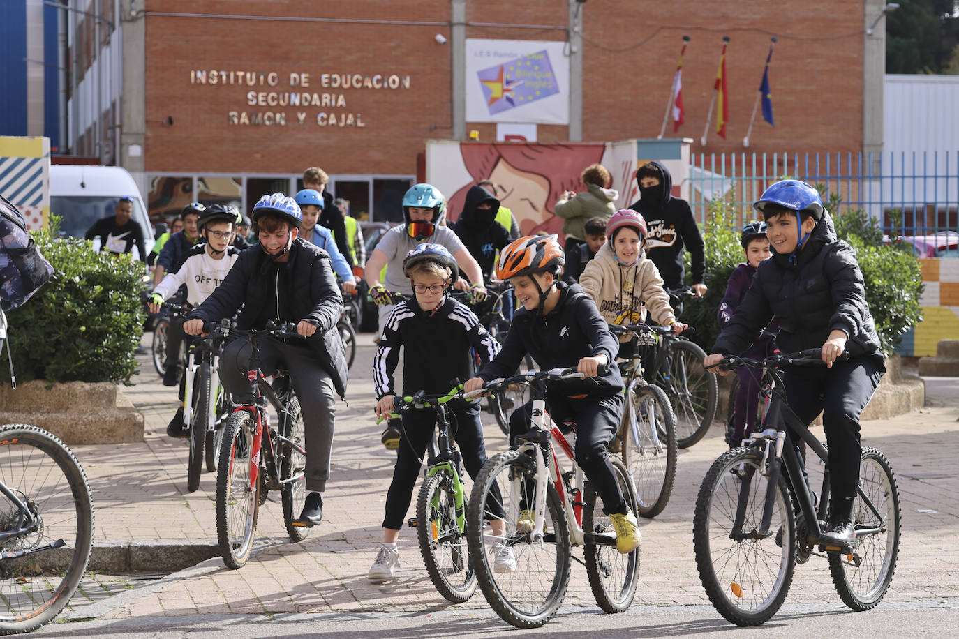 Los alumnos del IES Ramón y Cajal saliendo con sus bicis del centro