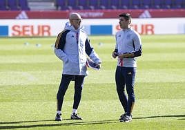 El seleccionador Luis de la Fuente habla con uno de sus ayudantes sobre el césped de Zorrilla.