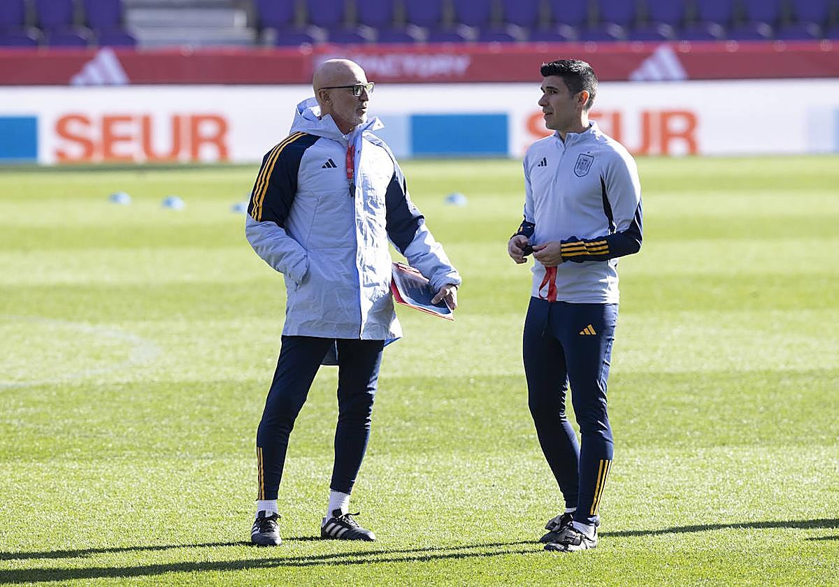 El seleccionador Luis de la Fuente habla con uno de sus ayudantes sobre el césped de Zorrilla.