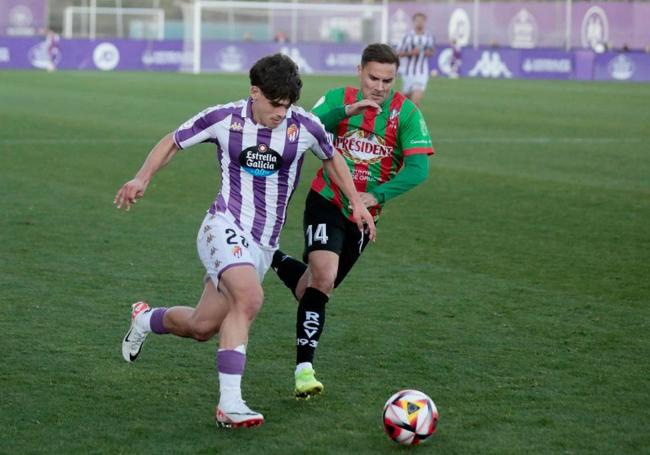 Yago Rodríguez se va por la banda perseguido por un rival.