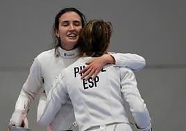 María Mateos se abraza a una rival en la primera jornada.