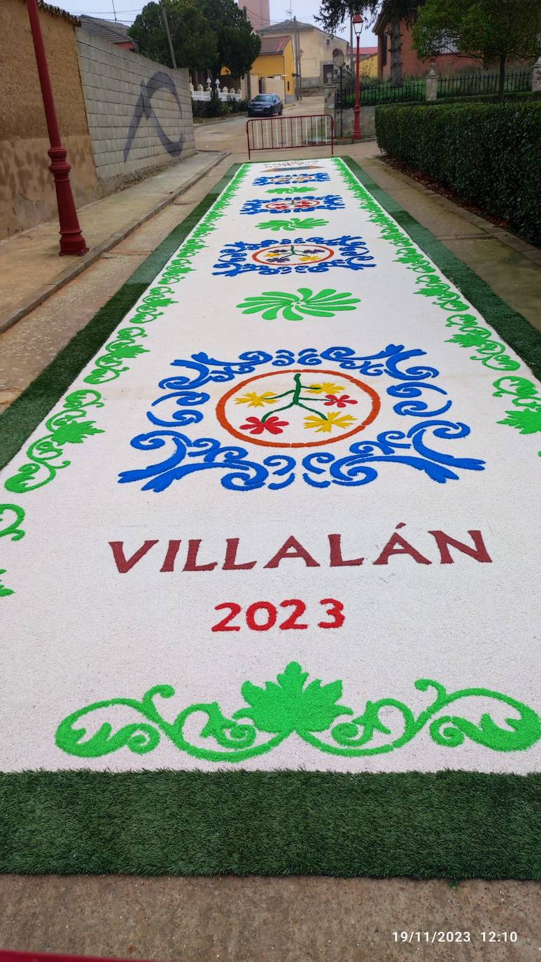 Las imágenes del estreno de la alfombra floral en Villalán de Campos