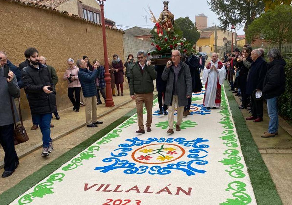 Procesión en honor de Santa Cecilia, sobre la alfombra dispuesta en las calles de Villalán de Campos.