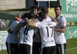 Jugadores de la Segoviana celebran uno de los tantos.