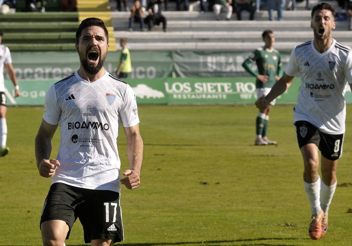 Rubén celebra el segundo tanto conseguido por la Segoviana en Cáceres.