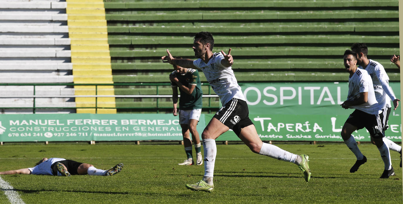 Dani Segovia celebra el tercer tanto de la Segoviana.