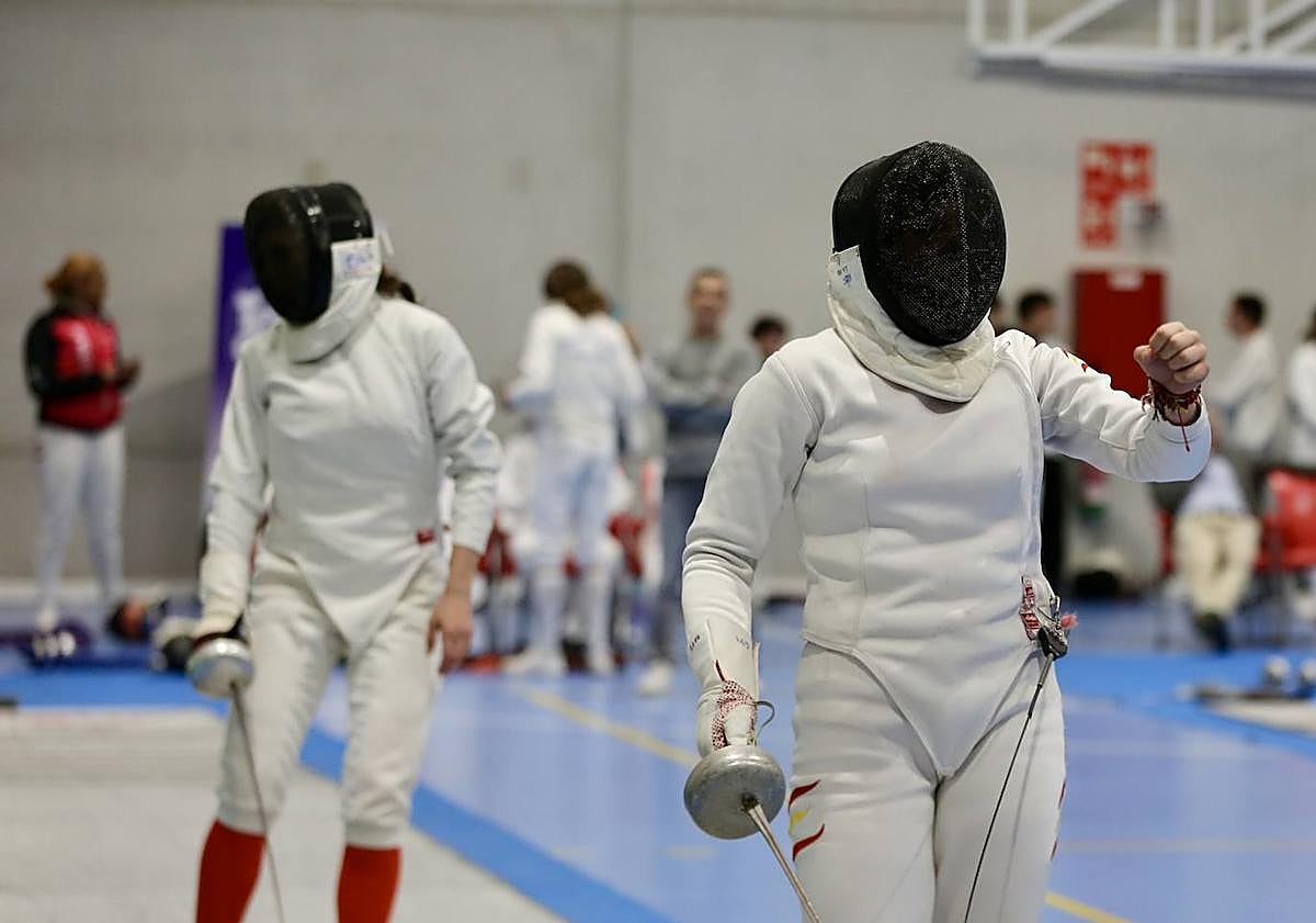 Imagen principal - Inés García se adjudica el Torneo Nacional de espada de Valladolid