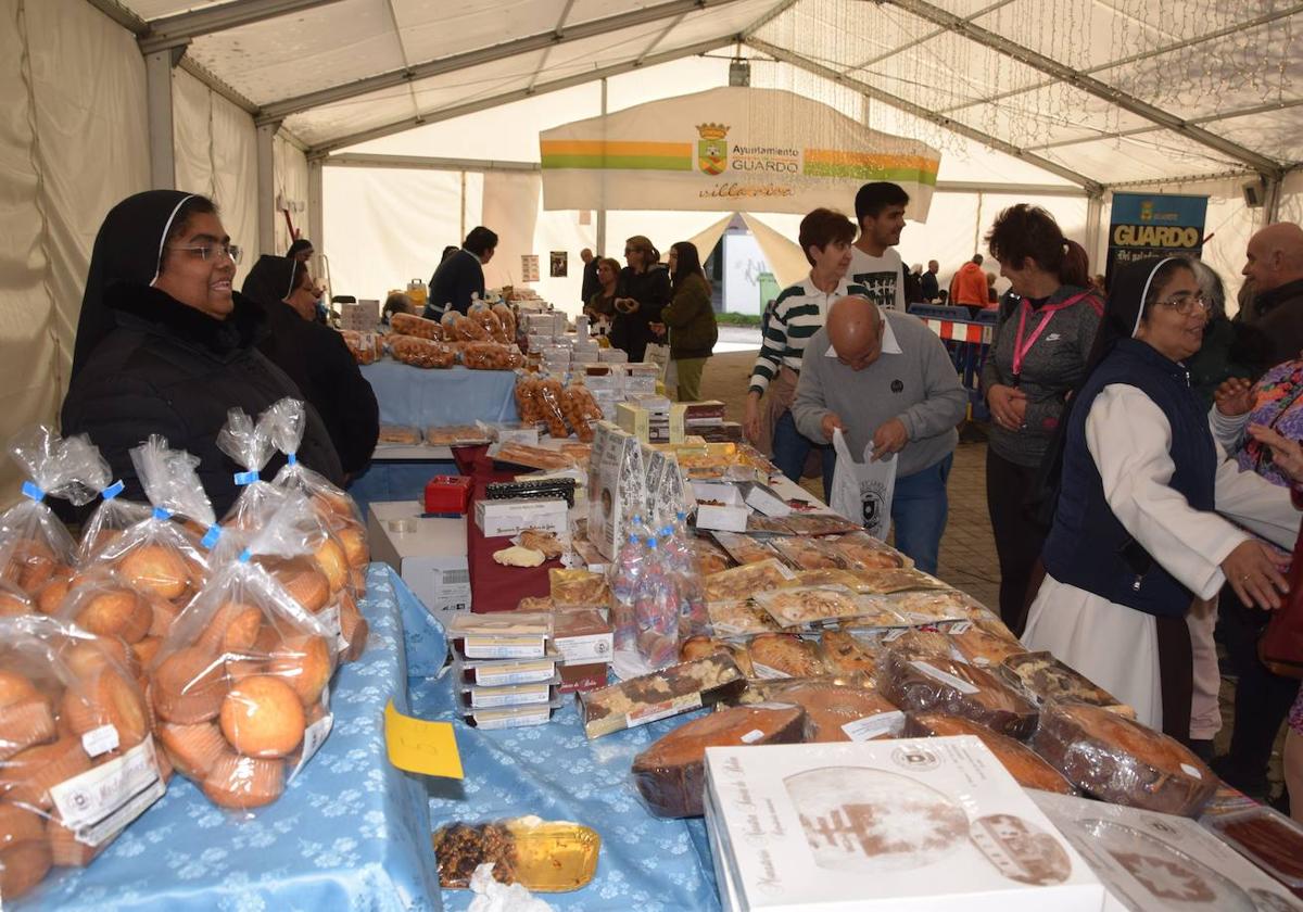 Los dulces monacales llegan a Guardo en una exitosa primera feria