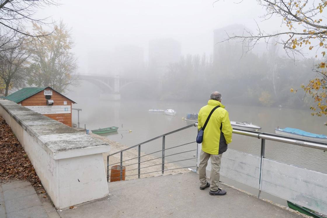 Valladolid amanece cubierta por una densa niebla que ha dejado bellas imágenes