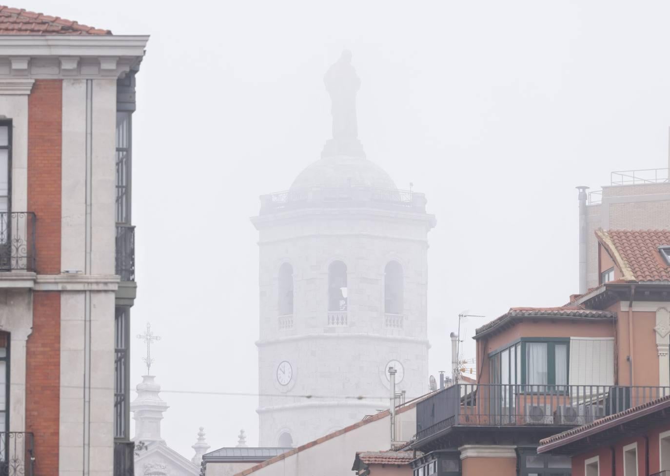 Valladolid amanece cubierta por una densa niebla que ha dejado bellas imágenes