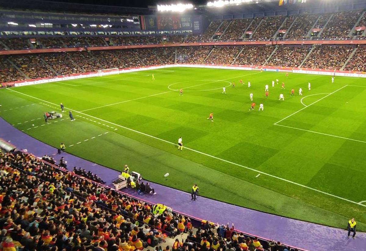 Vista panorámica del estadio Zorrilla, hasta la bandera para recibir a la selección española.