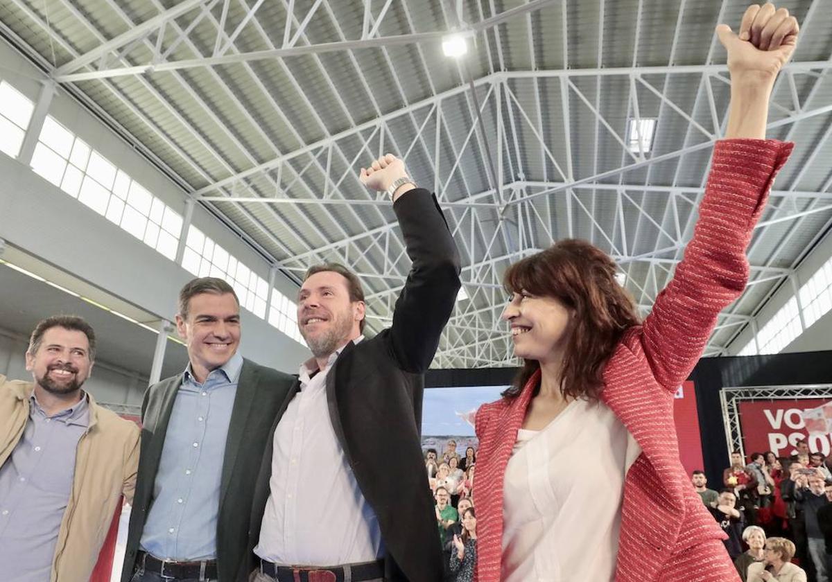 Luis Tudanca, Pedro Sánchez, Óscar Puente y Ana Redondo, durante el acto de campaña municipal en Valladolid en mayo.